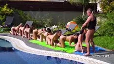 Reproducir Hombre favorable follando en faringe kira tabby y sus chicas en el charco