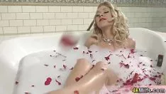 Putar Gelembung diminyaki pirang milf katie morgan pelayan untuk sepatu karet besar