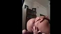 Abspielen Indische Milf, die ihre Miezekatze blättert