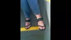 Afspelen Onbestudeerde voeten in schuurpapier met actieve stem tenen cam06409,10 hd