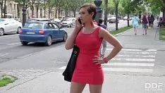 再生 好意的なファッカは彼の人妻とメイドによって繰り返し浪費されます！