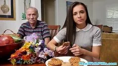 Играть Подросток, катающийся на лошадях, получает роговую оправу от старика