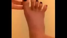 Reproducir El bebé derrota la succión y huele los pies en la lata.
