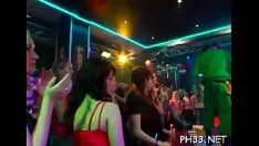 تشغيل الجنس الجماعي في الطبيعة