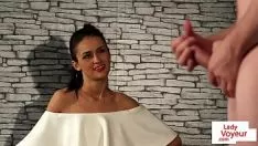 Redare Peeping Tom hex al britanicilor spune că ei trebuie să tragă