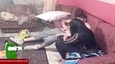 चलाएँ वह शर्त लगाता है और वह उसे पुट पर चोदती है। raf029