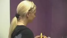 Oynat Lisede bosomy sarışın kız kıçından invert inek kızdırır