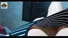 Oynat Flash tittie's ve step-ins ve pürüzsüz traşlı kedicik