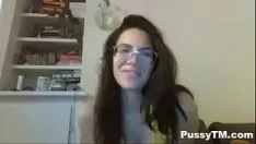 Abspielen Hot Chaise Jugendbrunette braucht heiße Leistung
