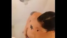 Играть Моя дорожная мама проходит душ в душе