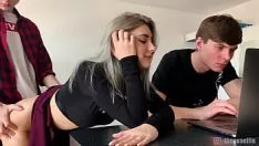 Oynat Seksi kız sevgilisinin kökünde şampiyona diş hediye ediyor