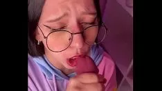 播放 戴眼镜的小姐姐吮吸我的刑具