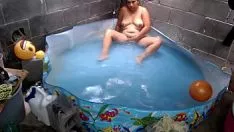 Oynat Fantasia en la alberca desclass nuda