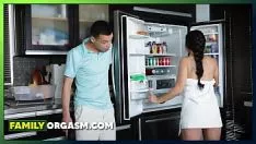 Afspelen Ongewone milf met een steun omringen met haar trapzoon bij kspoilen, kourtney kai, myles verlangen
