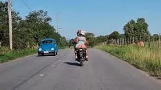 চালান মোটরসাইকেল থেকে বড় গাধা missy দেখা বন্ধ.