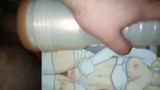চালান ফুকওয়ার্ল্ড-বিটার কাত্যা কাজানোভা কিটি-বিড়ালের মধ্যে এবং তাকে স্কিম অফ করে ঢেকে দেয়
