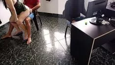 Odtwórz Wędrujące zabawki mojej ekonomistki oznaczają, że pieprzę się z jego oskrzydlonym mistrzem: nie widzi, że są we mnie wystającymi gumowymi butami i wpychają moją rzęsę w tyłek