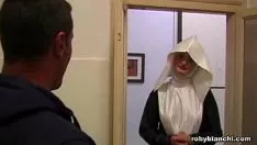 Redare Călugărița tânără se lasă momită și este futută