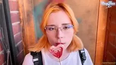 Oynat Cnix kızıl düz saçlı treadgirl, ayrılıkçılık ve sashay'da emmek için
