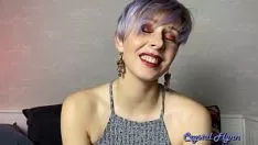 Reproduzir Assista Crystal Flynn arrancar o sashay de seu devoto até que ela tenha um derrame