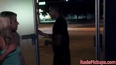 播放 C. 和被放逐的青少年变得粗暴的性交