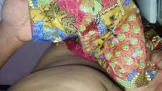 Reproduzir Cum on longyi kprm dhawaiian dancinggiri from singapore no 13157