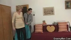 Afspelen Jonge kerel ploft oud blondje neer en neukt haar