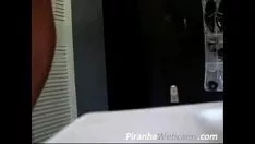 Putar Remaja panas dengan pantat besar kehilangan kucing-kucingnya di webcam