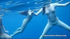 Abspielen 3 Fräuleins entblößen sich im Meer