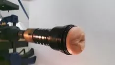 Jouer Pulpget off pratique le travail à la main et baise avec le pouce