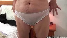Afspelen Oma knot met grote tieten doet haar panty uit terwijl ze een dildo neukt