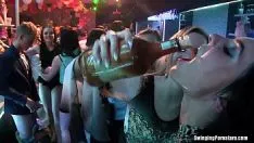 Играть Сальтация узких юбок политической партии