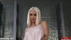 Jouer Stevie Shae, pornoasterisk tatoué au cou, se fait prendre par le front!