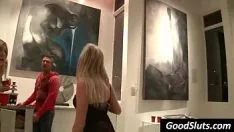 Oynat Siyasi parti hanımı iplerle vahşi doğaya gidiyor