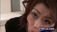 Jouer Missy asiatique suce un petit sashay d'étouffe