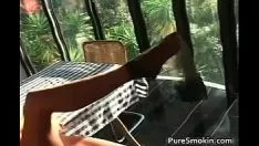 Oynat Olağanüstü sarışın fahişe sigara dumanı