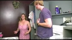 تشغيل Bosomy مراهق passjob في مجلس قابل للغسل