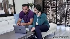 Reproduzir Johnny reb rook e jenna betsy ross são os novos pais adotivos de lustrea ryder. Eles oferecem uma porção para saturá-la em troca de lhe dar um lugar.