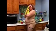 Abspielen Die heiße und gehörnte Zaftig-Frau des Hauses hat einen netten She-Bop im Kspoilen