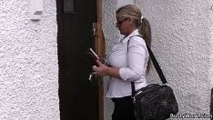 Jouer Il baise une noble aux gros seins chauds en constante