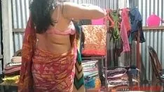 播放 乡村已婚妻子在家里与晚上他妈的后入式