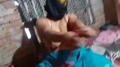 Reproduzir Minha meia-irmã com tesão me chama para colocar meu pau grande nela