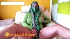 Jouer Burka verte hijab fille musulmane sur webcam gros seins enregistrée cames arabes le 20 mars