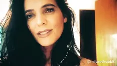 Riproduci Una ragazza sola succhia con attenzione il suo vibratore prima di infilarselo nel culo