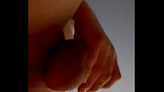 Riproduci Un ragazzo sexy prende un grosso cazzo da una piccola castità e gli soffia una densa sborra bianca sul petto.