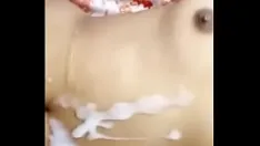 चलाएँ देसी लड़की अपने शरीर पर हैण्डजॉब और सह दे रही है