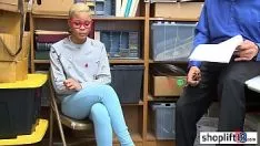 Afspelen Blacken adolescent gescheurd door een agent bestimuleren dat ze honden touw heeft gestolen