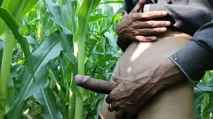 Riproduci Una bella indiana vestita di calze mostra il suo grosso cazzo e se lo accarezza