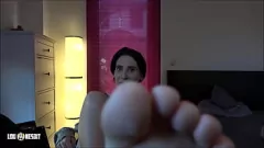 Riproduci Feticismo dei piedi sudati con Lou Nesbit e Lia Louise
