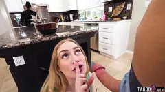 Abspielen Der versteckte Küchen-Blowjob der jugendlichen Stiefschwester Emma Starletto wurde vor der Kamera festgehalten